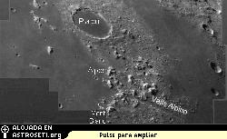 El crter Platn y los Alpes lunares, fotografiados por Alan Friedman de Bfalo, Nueva York. [<a href=http://science.nasa.gov/headlines/y2006/images/lunaralps/friedman.jpg target=_blank>Agrandar imagen</a>]