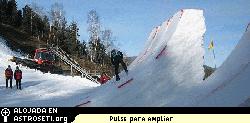 Esta rampa de nieve compacta, llamada en ingls Kicker, gua al esquiador acrobtico hacia el aire. El problema: cmo construiras una rampa como sta en la Luna?