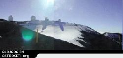 Una vista de la ladera sur de la cima del Mauna Kea, tomada desde el Observatorio Keck localizado en la ladera norte. De izquierda a derecha, los observatorios son el Telescopio Franco-Canadiense de Hawai (CFHT), el Gminis Norte, El Universidad de Hawai 88", y el Telescopio Infrarrojo del Reino Unido (UKIRT).