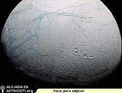 Una imagen de Encelado tomada por la Cassini. Se cree que las rayas de tigre verde-azuladas son la fuente de los chorros de agua de Encelado. 
[<a href=http://antwrp.gsfc.nasa.gov/apod/ap050906.html target=_blank>Ms informacin</a>]
