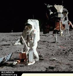 Buzz Aldrin coloca un sismmetro en el Mar de la Tranquilidad. 
[<a href= http://science.nasa.gov/headlines/y2006/images/moonquake/A11setup5.jpg  target=_blank>Imagen ampliada</a>]
