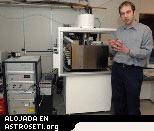 El profesor asistente Karl Berggren emple la maquina que aparece a su espalda para fabricar los nanocables, una nueva tecnologa que podra acelerar las comunicaciones interplanetarias.
<i>Crdito: Donna Coveney</i>
