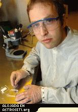 Karl Berggren, profesor asistente del MIT en Ingeniera Elctrica e Informtica trabaja en su laboratorio con los nanocables. 
<i>Crdito: Donna Coveney</i>

