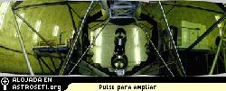 Vista de un espejo primario Keck 2, compuesto de 36 segmentos especulares hexagonales de 1,8 metros cada uno. EL tubo cnico en el centro del espejo es un deflector (baffle), debajo del cual se refleja la imagen del espejo secundario redondo A la derecha est el compartimento blanco donde se aloja el sistema adaptativo ptico para el Keck 2.  