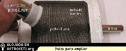 En el laboratorio de Taylor, se esparci polvo lunar sobre una malla de cables alineados con un imn debajo. Presentacin de diapositivas: <a href=http://science.nasa.gov/headlines/y2006/images/magneticmoondust/Slide1_spanish.jpg target=_blank>#1</a>, <a href=http://science.nasa.gov/headlines/y2006/images/magneticmoondust/Slide2_spanish.jpg target=_blank>#2</a>, <a href=http://science.nasa.gov/headlines/y2006/images/magneticmoondust/Slide3_spanish.jpg target=_blank>#3</a>, <a href=http://science.nasa.gov/headlines/y2006/images/magneticmoondust/Slide4_spanish.jpg target=_blank>#4</a>.