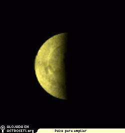 Imagen ultravioleta en falso color de los lados diurno y nocturno del polo sur de Venus