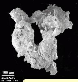 <a href= http://science.nasa.gov/headlines/y2006/images/dustbuster/moonspeck_mckay_big.jpg  target=_blank>Una partcula minscula</a> e irregular de polvo lunar. 
<em>Micro-fotografa cortesa de David McKay, NASA/JSC</em>
