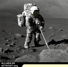 El geólogo del Apolo 17 Harrison “Jack” Schmitt recoge una muestra de tierra y rocas ricas en oxígeno</a> de la luna.