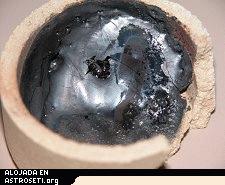 Escoria bioproducto bajo en oxgeno del dispositivo de Cardiff. La escoria podra resultar til como material en bruto para ladrillos, pavimento o escudos radiactivos. 
[<a href=http://science.nasa.gov/headlines/y2006/images/moonrocks/slag_big.jpg target=_blank>Ampliar imagen</a>]
