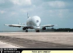 La aeronave Beluga llevando el laboratorio Columbus llega a la NASA al Centro Espacial Kennedy.