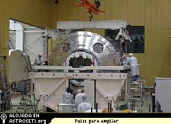 El laboratorio es bajado al contenedor antes de su transporte a Florida