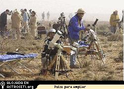 Espectadores del eclipse se preparan en el oeste de Egipto, en la Meseta Libia (foto: Seth Shostak)