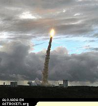 Ariane 5 ECA se eleva hacia el cielo de la tarde. Pulsa <a href=http://www.esa.int/images/2006-05-27_climbout_400x300.jpg target=_blank>aquí </a>para agrandar.