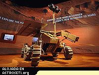 Maqueta del rover Exo Mars a escala real con un paisaje marciano como telón de fondo.
