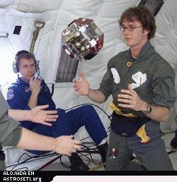 Universitarios del MIT en un ensayo en vuelo de un robot prototipo en vuelo de gravedad reducida a bordo de un avin KC-135 de la NASA. 
[<a href=http://ssl.mit.edu/spheres/pictures.html target=_blank>Ms informacin</a>]
