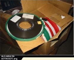 <a href="http://www.planetary.org/image/Pioneer_Anomaly_stairs_data_tapes_3.jpg" rel="external">Hacer clic para ampliar</a>
<strong>Cinta de datos de la Anomalía Pioneer</strong>
Antes de que la Sociedad Planetaria se incorporara a ayudar, sólo se habían analizado 11 años de datos Doppler de las Pioneer y la anomalía permanecía como un misterio. Gran parte de los datos restantes (más de 9 años) fueron almacenados en viejas cintas magnéticas de 7 y 9 pistas que necesitan guardarse en formatos modernos. En junio de 2006, científicos e ingenieros liderados por Slava Turyshev en el Laboratorio de Propulsión a Chorro habían sido ya capaces de recuperar la mayor parte de los más de 30 años de registros de navegación de ambas naves. Color: True color. Crédito: JPL
