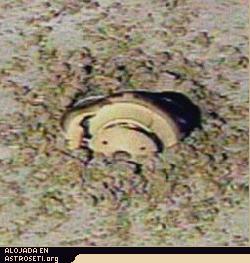 <b>Batacazo!</b>
La daada cpsula de retorno de muestras Gnesis en el lugar en que se detuvo, medio enterrada en el suelo del desierto de Utah e 8 de septiembre de 2004. Crdito: NASA / JPL 
