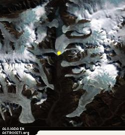 <a href=" http://www.planetary.org/image/borup_location_satellite.jpg">Click para ampliar</a>>
<b>Imagen de satélite del Paso del Fiordo Borup, Isla Ellesmere, Canadá. </b>
El paso del Fiordo Borup es un valle orientado de norte a sur en la isla Ellesmere. Muchos glaciares de montaña vierten al valle desde cada lado. El punto amarillo indica la localización de manantiales sulfurosos que brotan a través del hielo. Crédito: Cortesía de Stephen E. Grasby