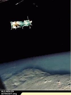 <a href="" rel="external">Click para agrandar</a>
Esta imagen de la Soyuz la tomó la tripulación del apolo después del famoso acoplamiento de las dos naves en julio de 1975. Durante dos días los tripulantes realizaron experimentos variados. Después de la separación el apolo continuó en el espacio durante 6 días, mientras que la Soyuz volvió 43 horas después de la separación. Este acontecimiento supuso el fin de la carrera espacial.
Créditos: NASA