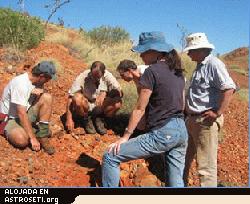 Abigail Allwood y el profesor Malcolm Walter buscando evidencias junto a un grupo de investigadores.
