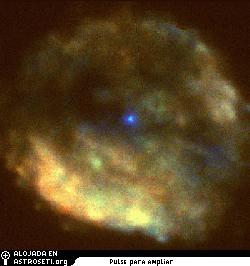 Vista del XMM-Newton del remanente de supernova RCW 103
Esta imagen, obtenida gracias al telescopio de rayos-X XMM-Newton de la ESA el 23 de agosto de 2005, muestra el resultado de una explosin estelar despus de 2 000 aos. En el corazn del punto azul central de esta imagen, ms pequeo que la punta de un alfiler, se halla probablemente una estrella de neutrones de tan slo unos 20 kilmetros de dimetro. Este objeto es de una naturaleza distinta a cualquier otro detectado anteriormente.
Los cientficos del Instituto Nazionale di Astrofisica (INAF) en Miln han detectado pulsaciones inusuales de rayos-X. Comprender la autntica naturaleza de la fuente central posibilitar alcanzar nuevos conocimientos sobre las supernovas, las estrellas de neutrones y su evolucin.
