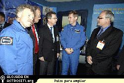 El Ministro Federal Alemn, T. de Maiziere
De izquierda a derecha: el astronautra de la ESA R.Ewald, el miembro del Consejo de la ESA y miembro del Consejo Ejecutivo del Centro Aeroespacial Alemn (DLR), Sigmar Wittig, el Ministro Federal y Jefe de la Cancillera Federal, T. de Maiziere, el astronauta de la ESA, F.de Winne, y el Director General de la ESA, J.J.Dordain el 17 de Mayo en ILA, Berln.
Crditos: ESA-M.Pedoussaut
