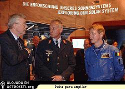 El General Stielgitz en ILA 2006
El General Stielgitz visita el pabelln del espacio en ILA, Berln, el 18 de Mayo de 2006. 
Crdito: ESA-M. Pedoussaut
