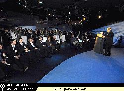 Dirigindose a parlamentarios internacionales
El Director General de la ESA, J.J.Dordain, se dirige a los parlamentarios intenacionales durante su visita al pabelln del espacio en ILA, el 18 de Mayo de 2006 
Crdito: ESA-M. Pedoussaut
