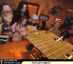 Jvenes visitantes en el Pabelln del Espacio
Jvenes visitantes en el Pabelln del Espacio en ILA, Berln, el 19 de Mayo de 2006. 
Crdito: ESA-M.Pedoussaut
