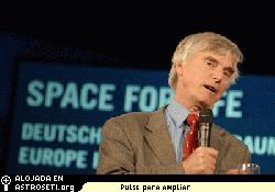 El astronauta europeo Ulf Merbold
El astronauta europeo Ulf Merbold durante su presentacin en el escenario en ILA, Berln, el 19 de Mayo de 2006.
Crdito: ESA-M.Pedoussaut
