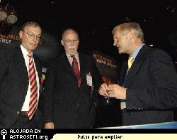 El seor Adamowitsch, el Secretario de Estado y el Ministro Federal de Economa y Tecnologa.
De izquierda a derecha: Profesor Sigmar Wittig, Miembro del Consejo de la ESA y Miembro del Consejo del Centro Aeroespacial Alemn DLR; Georg Wilhelm Adamowitsch, Secretario de Estado en el Ministerio de Economa y Tecnologa; Ernst Messerschmid, Jefe del Centro Europeo de Astronautas de la ESA en Colonia-Porz el 19 de Mayo en ILA, Berln.
Crdito: ESA-M.Pedoussaut
