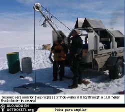 Investigadores supervisan el progreso de la perforacin con agua caliente a travs de un glaciar de 300 metros de espesor en Islandia.
