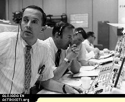 El control de la misin durante el descenso de Apolo 11. 
[<a href= http://history.nasa.gov/ap11ann/kippsphotos/apollo.html target=_blank>Ms informacin</a>]
