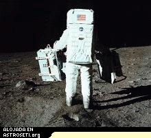 Buzz Aldrin traslada los experimentos desde el Eagle a la superficie lunar. 
[<a href=http://history.nasa.gov/ap11ann/kippsphotos/apollo.html target=_blank>Ms informacin</a>]
