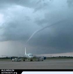 El avin DC-8 de la NASA no es un desconocido para el mal tiempo. 
[<a href=http://www.camex4.com/photo0061.html target=_blank>Ms informacin</a>]
