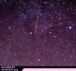 Un meteoro Perseida fotografiado por Paul Evans el 30 de Julio de 2006 antes de que la Luna se volviese demasiado brillante. 
[<a href= http://science.nasa.gov/headlines/y2006/images/perseids/evans.jpg  target=_blank>Ampliar imagen</a>] 
