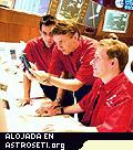 Controladores de vuelo monitorean al SMART-1 en el Salón de Control Principal