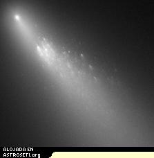 El Telescopio Espacial Hubble tom esta fotografa del Cometa 73P/Schwassmann-Wachmann 3 desmoronndose en abril de 2006. Acaso esto mismo sucediera con el cometa D/Swift en el siglo XXIX. 
[<a href= http://antwrp.gsfc.nasa.gov/apod/ap060504.html target=_blank>Ms informacin</a>]

