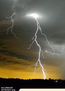 Relmpago, fotografiado por William Biscorner de Memphis, Michigan. 
[<a href= http://science.nasa.gov/headlines/y2006/images/fireandice/lightning.jpg target=_blank>Ms informacin</a>]
