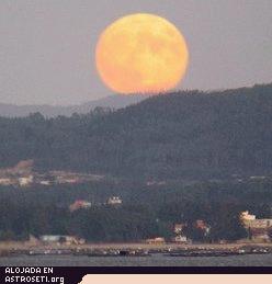 <a href=http://science.nasa.gov/headlines/y2006/images/strangemoonlight/Eirexas.jpg target=_blank>La luna de la cosecha de 2005</a>. Crdito de la foto: Sr. Fins Eirexas de Pobra do Caramial, Galicia, Espaa.