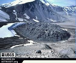 <a href=http://science.nasa.gov/headlines/y2006/images/novarupta/usgs.jpg target=_blank>Vista area</a> de la cima del Novarupta en Alaska. 
<em>Foto USGS de Gene Iwatsubo, 29 de Julio de 1987.</em>
[<a href=http://vulcan.wr.usgs.gov/Volcanoes/Alaska/description_1912_eruption_novarupta.html>Ms informacin</a>]
