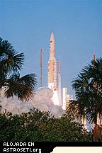 Unos segundos después del despegue, Ariane 5 V173 se remonta lejos del Puerto Espacial europeo en la Guyana Francesa, llevando DIRECTV 9S, Optus D1 y LDREX-2.