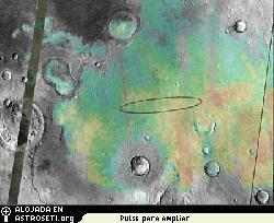Superimpuesto en este mosaico de Meridiani Planum hay un mapa con los colores del arcoiris mostrando la abundancia y localizacin de hematita gris, tal y como ha sido cartografiado por el espectrmetro de emisin termal en el orbitador Mars Global Surveyor de la NASA. El rojo y el amarillo indican concentraciones ms altas; las reas verdes y azules denotan niveles ms bajos.
Crdito de la imagen: NASA/JPL/ASU
