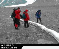 La profesora Diane McKnight del CU-Boulder (chaqueta azul) y sus compañeros de investigación usan sacos de arena para desviar el agua hacia el cauce de un río en la Antártida, que había estado seco durante 20 años. Esteras inactivas de bacterias aparecieron al día siguiente.
Foto cortesía de CU-Boulder