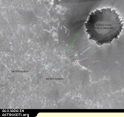 <a href="http://www.planetary.org/image/Opp_BeagleCrater_MOC_Sol855_063006-B863R1_br2.jpg">Pinche</a> para ampliar la imagen
<strong>El cráter Beagle en el horizonte de Opportunity.</strong>
Esta imagen de la Cámara del Orbitador Marciano a bordo del “Mars Global Surveyor” destaca la aproximación de Opportunity hacia el cráter Beagle. El norte está a la izquierda. Los emplazamientos de Opportunity en los soles 804 (29 de Abril, 2006) y 855 (20 de Junio, 2006) están señalados, como también lo están los márgenes izquierdo y derecho del borde del cráter Victoria desde el punto de vista del rover. El “promontorio” señalado es un punto brillante que los científicos pensaban en principio que era un afloramiento, pero investigaciones posteriores indican que este afloramiento debe estar, en su lugar, en el cercano borde del cráter. Marcados en salmón hay dos pequeños cráteres detrás del cráter Beagle que se encuentran en el oscuro “annulus”, o anillo, alrededor del cráter Victoria. Esta imagen es una versión no graduada que el equipo del rover utiliza para planificación. Ha sido resaltada y ensanchada en algunos lugares y no se usa con fines científicos. Crédito: / NASA / JPL-Caltech / MSSS / OSU /
