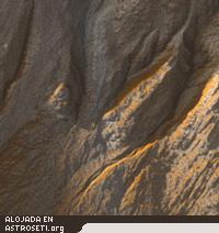 Esta vista en color mejorado muestra barrancos en un crter sin bautizar en la regin marciana de Terra Sirenum.
Crdito: NASA
