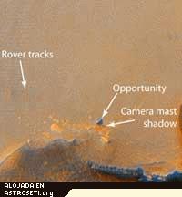 El vehculo robtica de superficie de la Nasa Opportunity est comenzando a explorar rocas estratificadas en los acantilados situados alrededor del gran crter Victoria en Marte. La imagen superior es una vista del Opportunity tomada desde el espacio por el Mars Reconnaissance Orbiter de la NASA.
Crdito: NASA/JPL/UA
