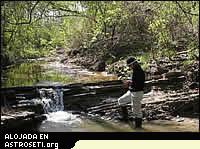 Depósito en Darting Minnow Creek con esférulas del impacto de Chicxulub cerca de la base (las botas de G. Keller están sobre los depósitos esferulíticos de Chicxulub). Capas delgadas de arenisca recubren los depósitos que contienen glauconita, fosfato y abundantes esférulas. El límite K-T (Cretácico-Terciario) está por encima de este depósito, pero es de difícil acceso en la capa de Creek.
Créditos: GSA