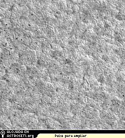Imagen HiRISE de un lugar potencial de aterrizaje del Mars Phoenix. El terreno con figuras poligonales, tiene el mismo aspecto que las regiones de permafrost en la Tierra.  El dimetro des estos polgonos marcianos es en su mayora de 10 a 20 metros (pero algunos slo tienen un ancho de unos pocos metros).  Las rocas sobresalen en la superficie formando sombras, que pueden ayudar en la determinacin del tamao y altura de las mismas.
