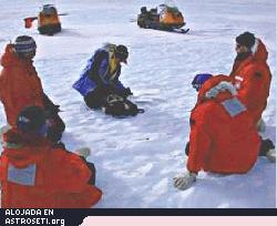 Buscando meteoritos en la Tierra, en la Antártida. Es un trabajo cuidadoso, con las manos y las rodillas en el hielo y en la nieve.
Crédito de la foto: ANSMET